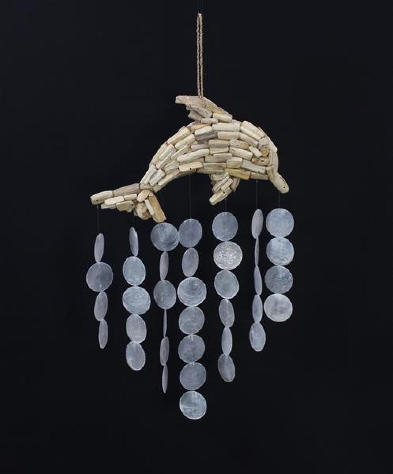 Dekohänger "Delfin" aus Treibholz mit Capizmuscheln, handgefertigt, Hängedeko 54 cm hoch, Windspiel hängend