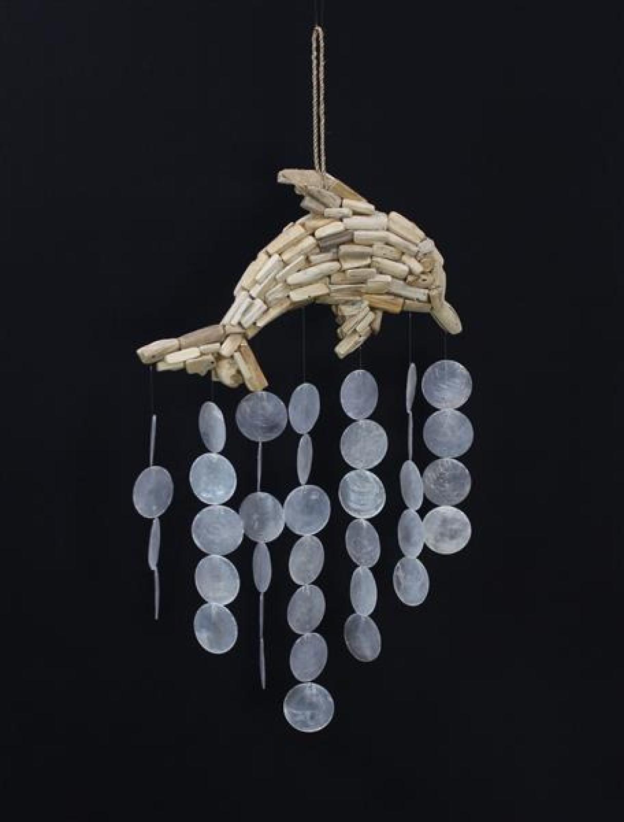 Dekohänger "Delfin" aus Treibholz mit Capizmuscheln, handgefertigt, Hängedeko 54 cm hoch, Windspiel hängend