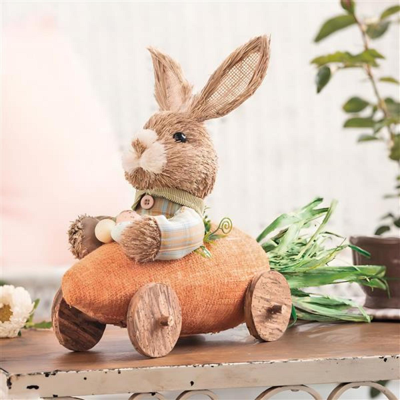 Dekofigur "Hoppelmobil" Osterhase in Karotte, Osterdeko aus Stroh & Textil, 39 cm lang, Osterfigur, Deko Ostern